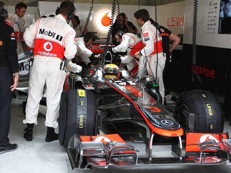 Gro&#223;e Aufregung herrschte vor dem Start in der McLaren-Box. Hamiltons Wagen wollte lange nicht anspringen und wurde erst kurz vor Ablauf der Startzeit flottgemacht.
