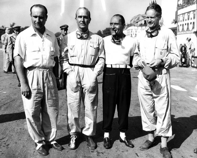 1950 war die Geburtsstunde der Formel 1. Juan Manuel Fangio posiert links neben seinem Alfa-Teamkollegen Giuseppe Farina, Felice Bonetto (beide Italien) und Privatfahrer Emmanuel de Graffenried (Maserati, Schweiz). Farina verwies Fangio in der Endabrechnung auf Platz zwei und wurde erster Champion der Formel 1. 