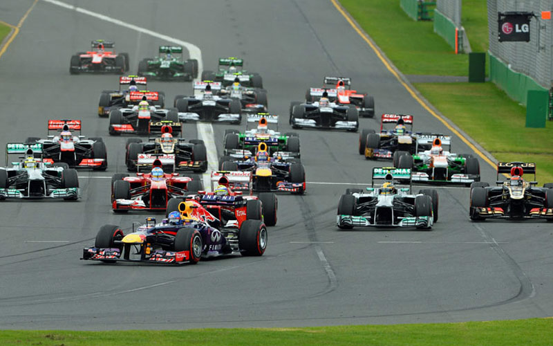 Start in die neue Saison: W&#228;hrend Vettel noch alles im Griff hat, wird Webber bereits nach wenigen Metern nach hinten durchgereicht.