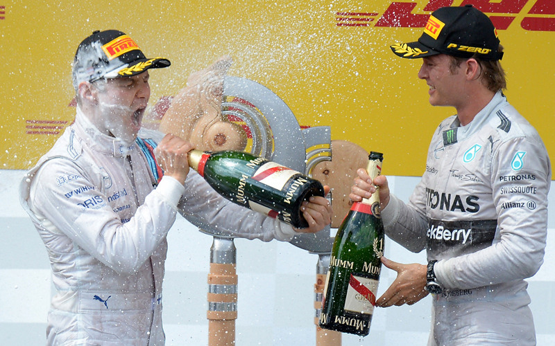 Rosberg (re.) spritzte Bottas bei seiner ersten Podiumsplatzierung geh&#246;rig voll mit Champagner. Der Finne brauchte daraufhin bestimmt einen Lappen.