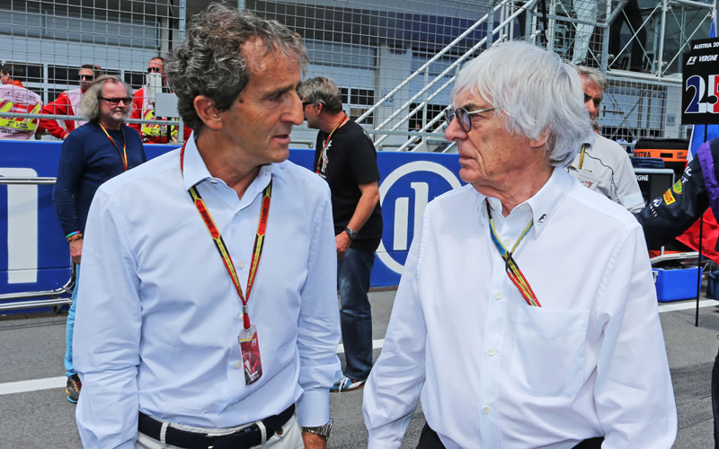 Der viermalige Champion Alain Prost (li.) und Bernie Ecclestone fachsimpeln am Rande der Strecke.