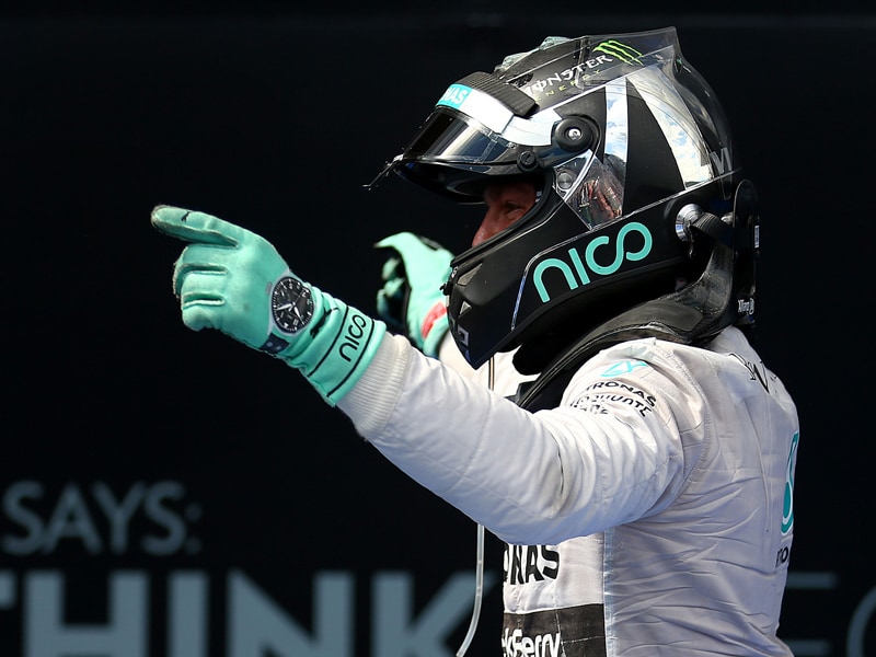 Nico Rosberg klettert jubelnd aus dem Cockpit seines W05.