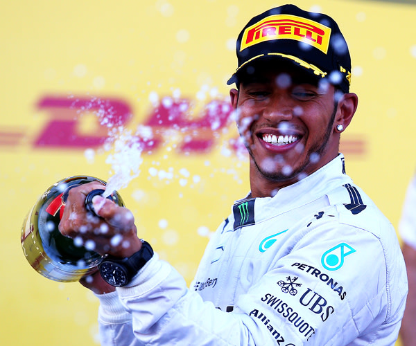 Lewis Hamilton begie&#223;t seinen neunten Saisonsieg. Er trug sich als erster Russland-Sieger in die Geschichtsb&#252;cher ein. 