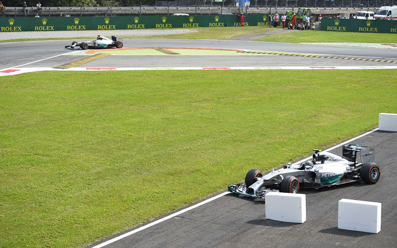 Rosberg musste zweimal um die Styropor-Hindernisse fahren, nachdem er die Schikane nicht erwischt hatte. Hamilton (oben) hatte leichtes Spiel.