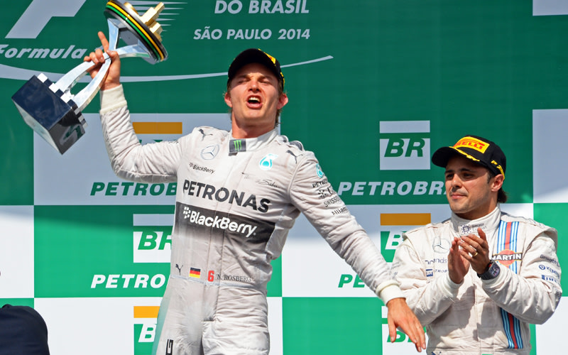 Nico Rosberg schreit nach seinem f&#252;nften Saisonsieg seine Freude heraus. Der drittplatzierte Felipe Massa applaudiert. 