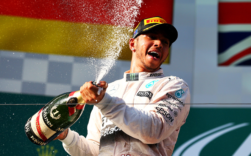 Weltmeister Lewis Hamilton begie&#223;t seinen Auftaktsieg in Melbourne mit Champagner.  