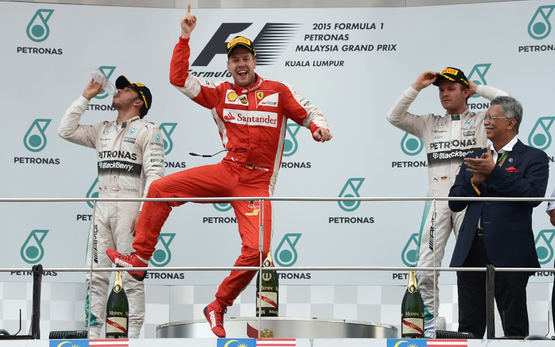Der viermalige Champion Sebastian Vettel springt vor Gl&#252;ck auf dem Podium in Malaysia. Die Mercedes-Piloten dagegen wirken bedr&#246;ppelt. 