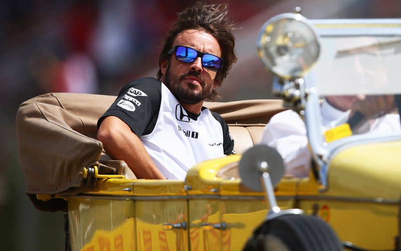 McLaren-Pilot Fernando Alonso, hier bei der Fahrerparade, schied bei seinem Heimrennen mit einem Bremsdefekt aus. 