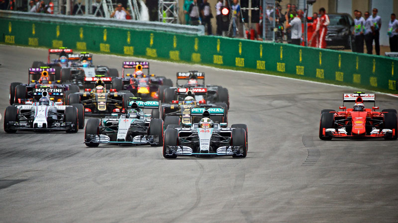 Der Start des Grand Prix von Kanada. Polesetter Lewis Hamilton behauptet sich vor Stallkollege Nico Rosberg. Au&#223;en versucht es Ferrari-Pilot Kimi R&#228;ikk&#246;nen.