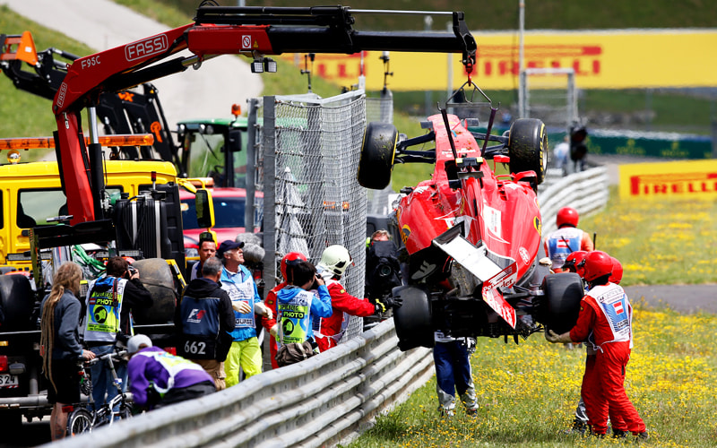 R&#228;ikk&#246;nens Ferrari wird abtransportiert. Der Finne hat den Boliden selbstst&#228;ndig verlassen.