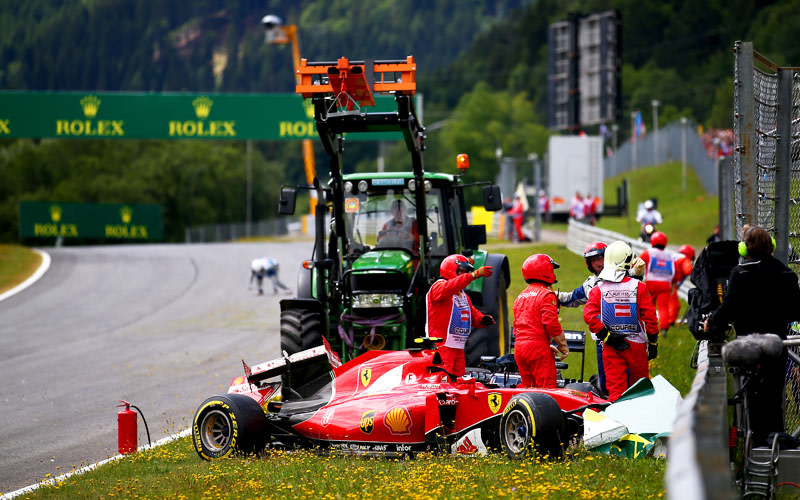 Ferrari-Pilot Kimi R&#228;ikk&#246;nen und McLaren-Fahrer Fernando Alonso hatten einen heftigen Crash. Beide Fahrer blieben aber unverletzt.