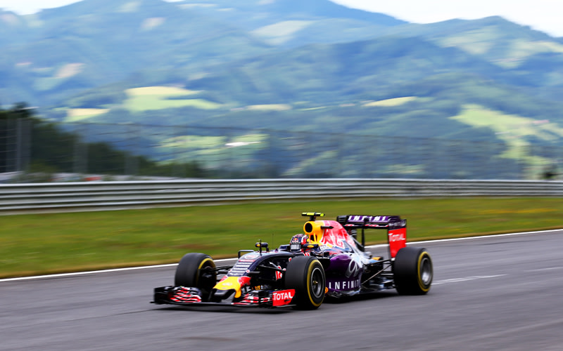 F&#252;r Red Bull lief es auch beim Heimrennen in &#214;sterreich nicht berauschend, Daniil Kvyat verpasste als Zw&#246;lfter die Punkte. Teamkollege Daniel Ricciardo ergatterte einen WM-Z&#228;hler. 