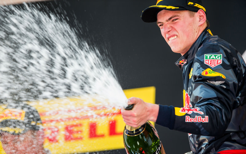 Der erst 18-j&#228;hrige Max Verstappen feierte seinen ersten Grand-Prix-Sieg in der Formel 1. Der Niederl&#228;nder absolvierte sein erstes Rennen f&#252;r Red Bull.