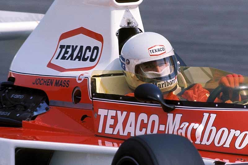 Jochen Mass&apos; einziger Sieg datiert aus dem Jahr 1975. Beim Grand Prix von Spanien am Montjuich von Barcelona triumphierte er im McLaren-Ford.