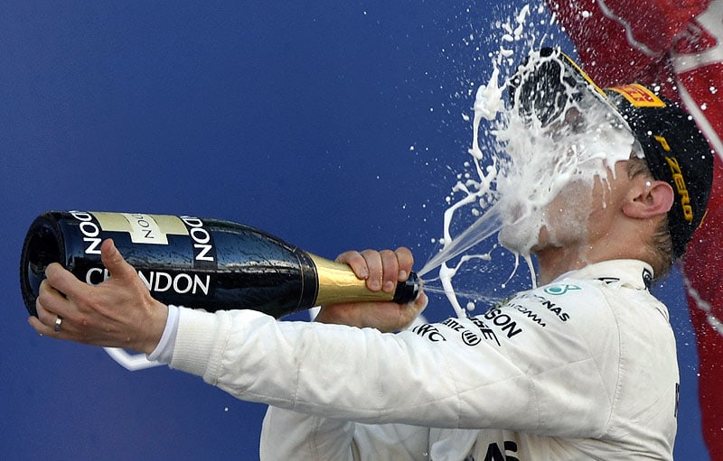 Valtteri Bottas feiert seinen Premierensieg in der Formel 1 mit einer Champagnerdusche.
