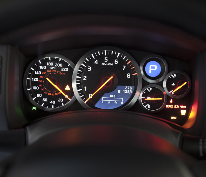 Bis 220 Miles per hour (mph) reicht die Tachometer-Skala im neuen Nissan GT-R &#8211; in km/h werden 340 angezeig.