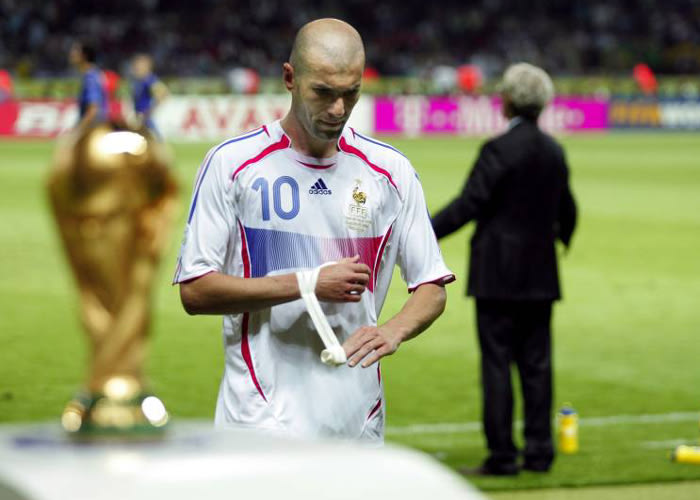 Zidane verl&#228;sst nach seinem Platzverweis den Finalrasen im Berliner Olympiastadion. Frankreich unterliegt in Italien im Elfmeterschie&#223;en, der dreimalige Weltfu&#223;baller verpasst seinen zweiten WM-Titel knapp und schreitet am WM-Pokal vorbei.