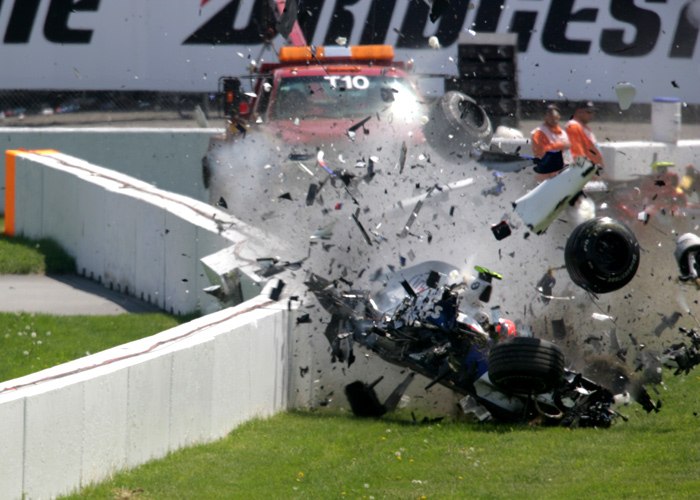 Mit rund 280 km/h schl&#228;gt Kubicas BMW-Sauber in der Mauer ein, der Bolide wird f&#246;rmlich zerrissen. Bis auf das Monocoque.