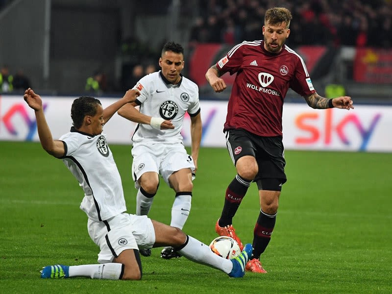 Eintracht Frankfurt SGE Pin Relegation Nürnberg 2016 weiß-schwarz Maße 35x25mm