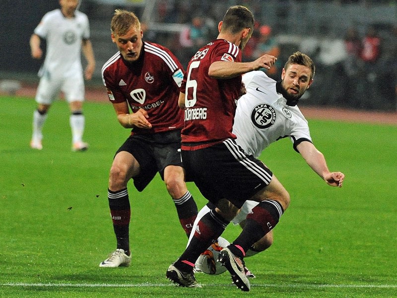 Eintracht Frankfurt SGE Pin Relegation Nürnberg 2016 rot-schwarz Maße 35x25mm 