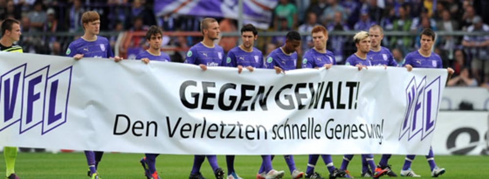VfL-Spieler pr&#228;sentieren Banner
