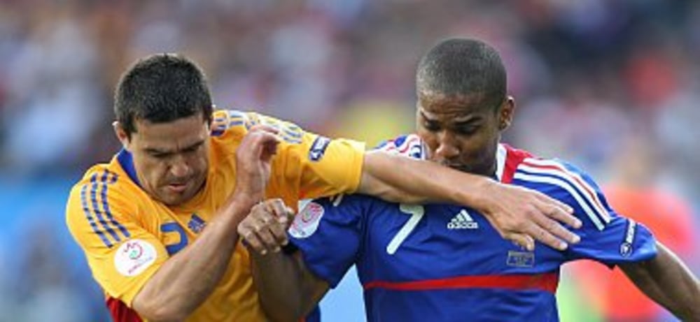 Cosmin Contra (li.) gegen Florent Malouda