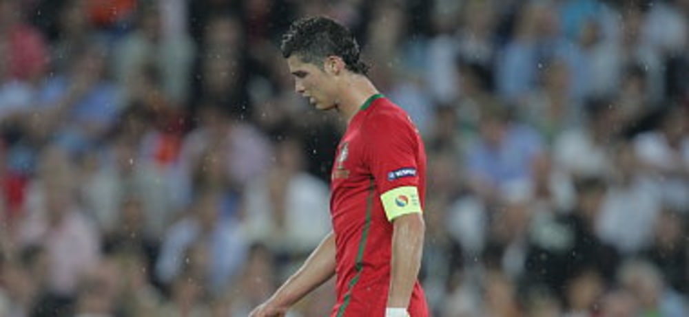 Der traurige Abgang des vermeintlichen EM-Superstars: Cristiano Ronaldo verl&#228;sst das Spielfeld und das Turnier.