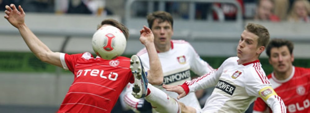 Etwas kopflos in der Vorw&#228;rtsbewegung: Andreas Lambertz, hier gegen Leverkusens Lars Bender.