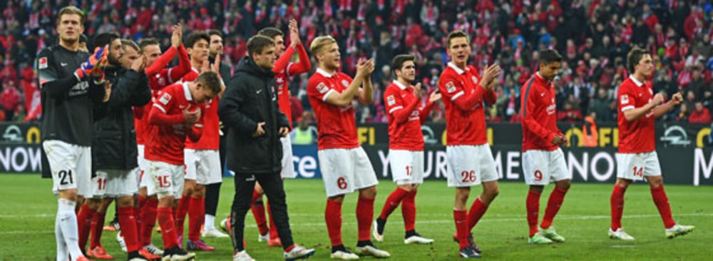 Geschlossene Leistung: Die Mainzer jubeln nach dem Derby gegen Frankfurt.