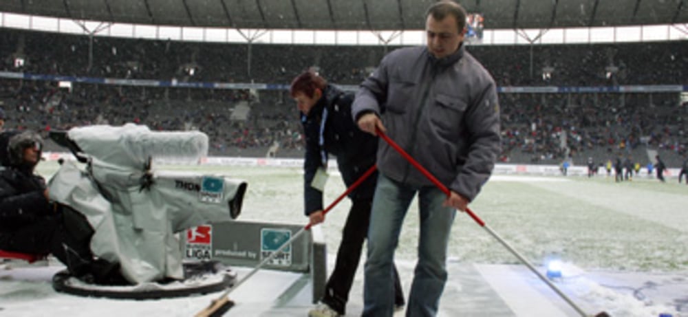 Auch Helfer konnten den Schnee nicht mehr entfernen.