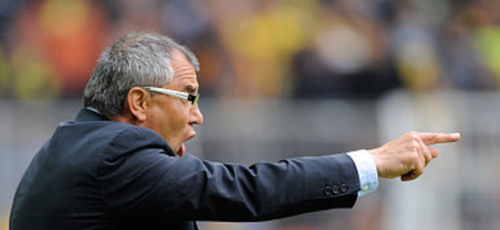 Wolfburgs Coach Felix Magath zeigt die Richtung an.