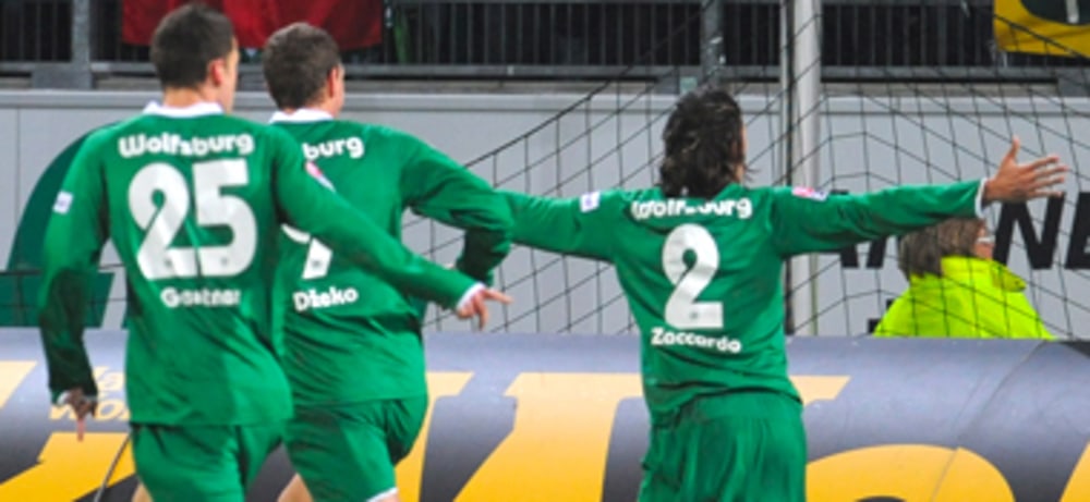 Jubelpose: Wolfsburgs Zaccardo (re.) feiert sein 1:0.