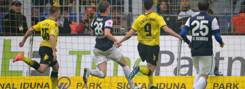 Auf zu den n&#228;chsten Toren: Blaszczykowski und Lewandowski waren vom SC Freiburg nicht zu halten.