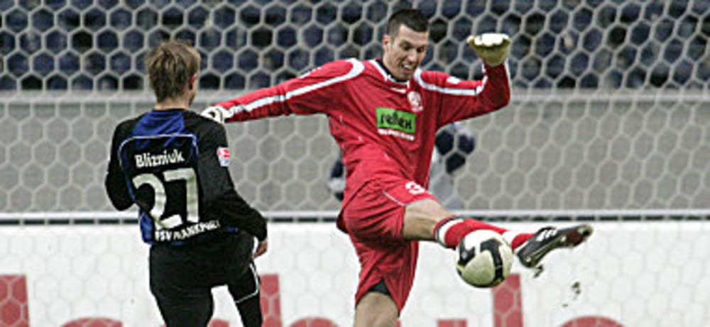 Frankfurts Bliznyuk (li.) traf gegen Ahlens Keeper Lenz.