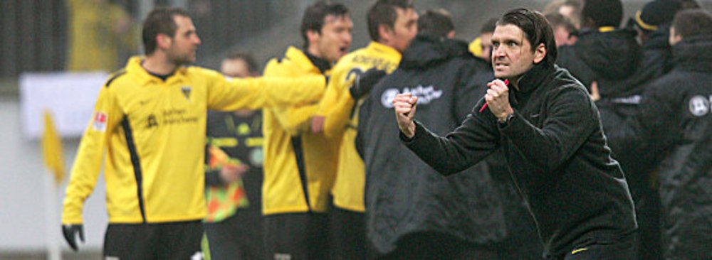 Aachens Coach Peter Hyballa (re.) jubelt