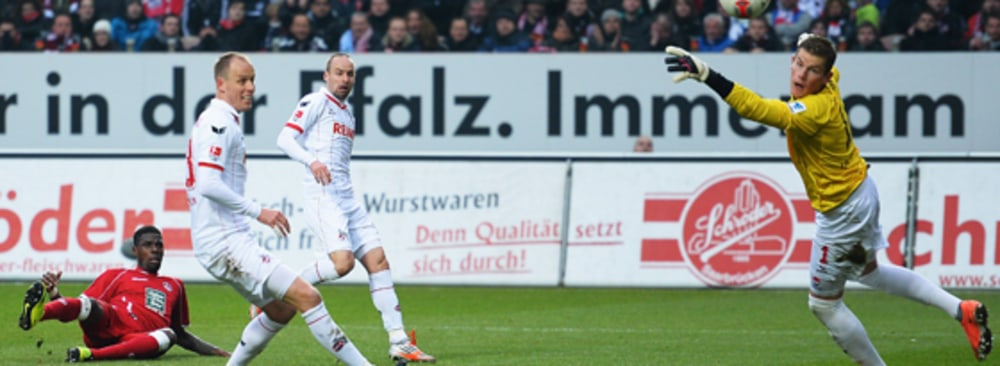 Das 1:0: Kaiserslauterns Mohamadou Idrissou (li.) trifft im Fallen gegen K&#246;lns Timo Horn (re.).