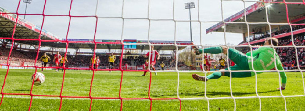 Verlud Aalens Keeper zum 1:1-Ausgleich: Union-Angreifer Sebastian Polter.