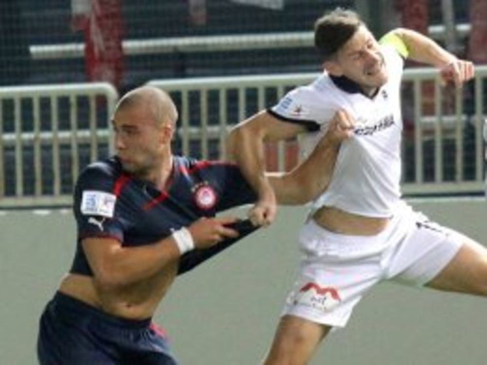 Keine Partien mehr in der Super League? Iraklions Kalajdzic (re.) gegen Olympiakos&apos; Kasami.