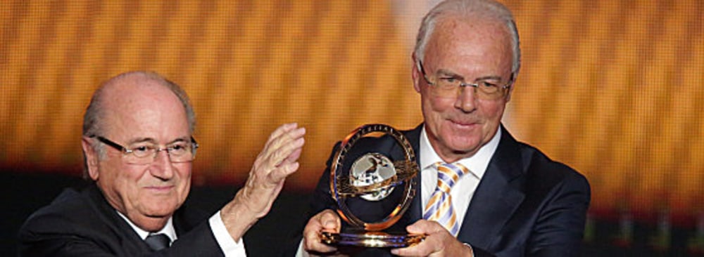 Franz Beckenbauer, Joseph Blatter (li.)