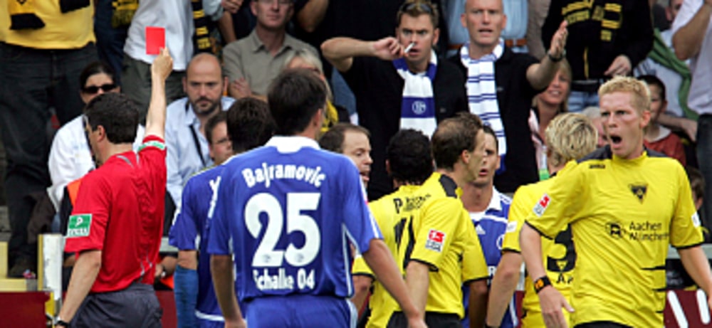 Mladen Krstajic sieht nach seinem Foul gegen Fiel die Rote Karte.