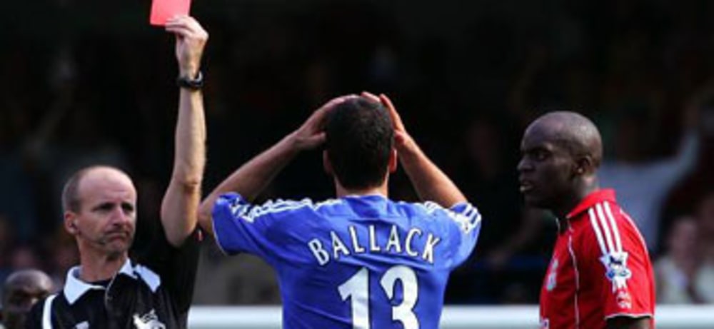 Ungewollte Ruhepause: Michael Ballack sah Rot in der Premier League.