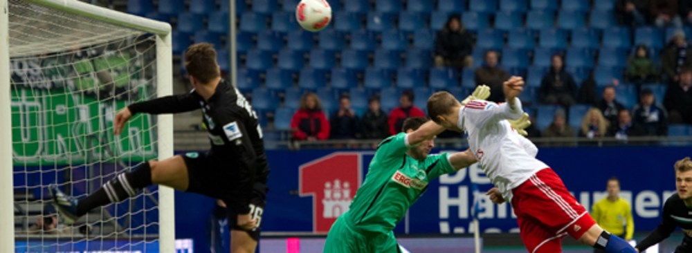 Erste Minute, erste Chance: Marcell Jansen (weißes Trikot) vergibt die frühe Führung.