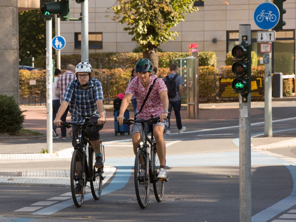 fahrrad in beide richtungen fahren radweg