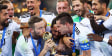 Jubel mit Pokal: Das DFB-Team in St. Petersburg. 