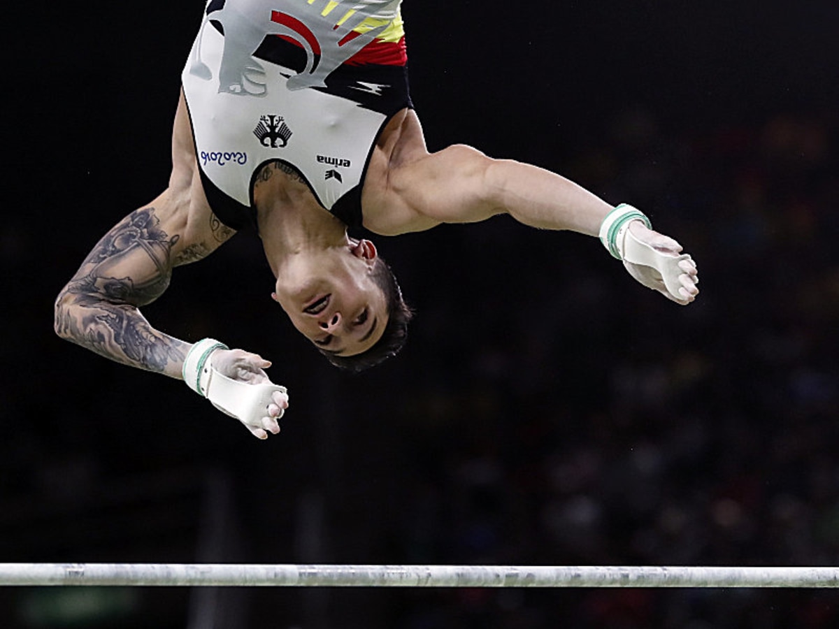 Toba Als Motivator Auf Krucken Gold Fur Japan Kicker