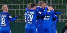 Kurzweilige Freude über die Führung: Die Spieler von Hansa Rostock feiern den Torschützen Benyamina. 