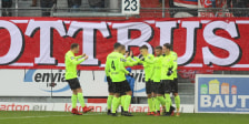 Jubel im Regen: Der SV Wehen Wiesbaden setzte sich beim Auswärtsspiel in Cottbus durch.