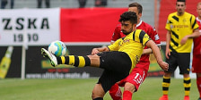 Brachte den BVB auf die Siegerstraße: Oguzhan Kefkir, hier im Duell mit Cottbus' Ronny Garbuschewski.