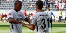 Haller und Hrgota jubeln über das 2:0 der Eintracht der Eintracht gegen den FSV Frankfurt.