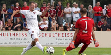 Nürnbergs Torschütze Törles Knöll (l.) gegen Erlangen-Brucks Keeper Nicolas Herzig.